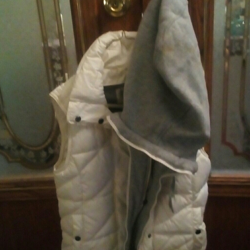 Puffer vest w removal able hood